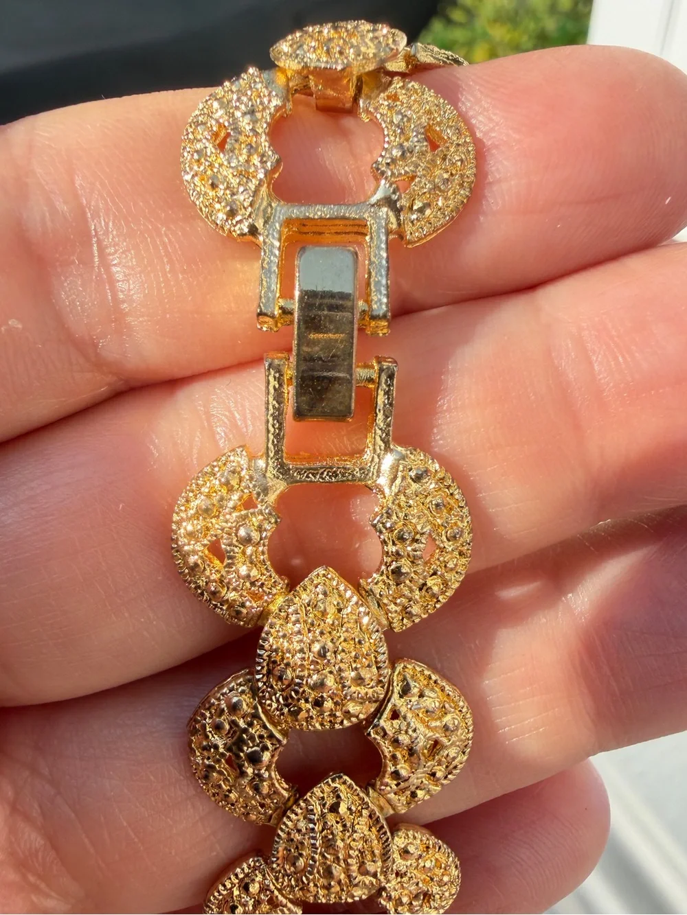 18” unmarked gold tone metal statement necklace